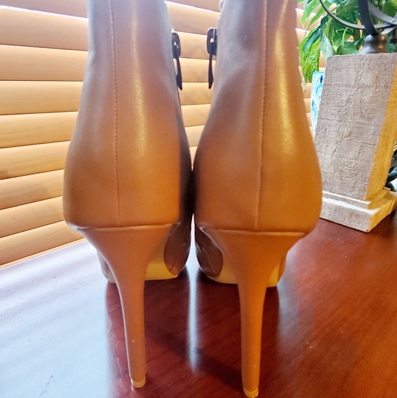 Shoes - Picture 7 of 8